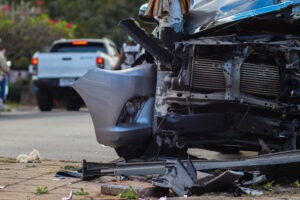 A truck crashes into a passenger vehicle. An experienced Hampton truck accident lawyer investigates the scene.